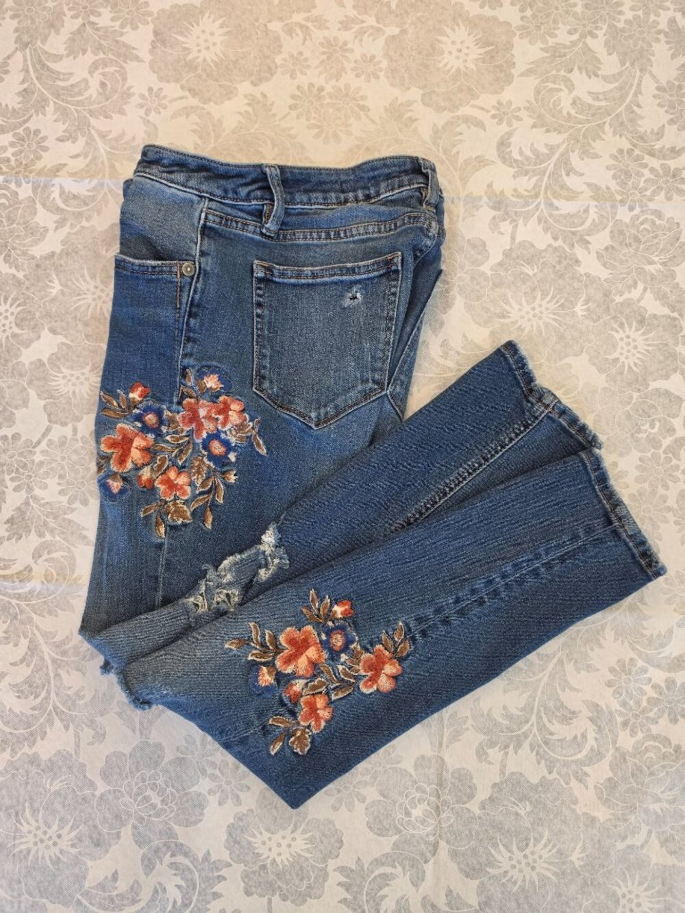 Women’s Miss Me Distressed Ankle Skinny Jeans Embroidered Flowers Size 27 Short